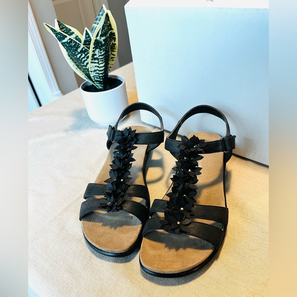 Easy Spirit Black Sandals with Floral Design